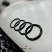 Stemma con logo Audi in carbonio forgiato Audi