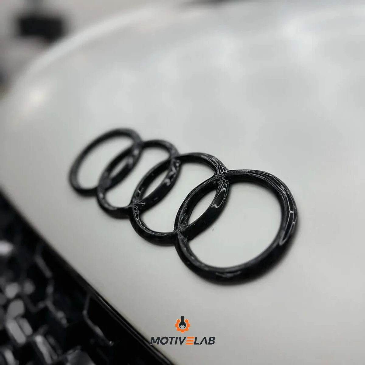Stemma con logo Audi in carbonio forgiato Audi
