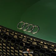 Stemma con logo Audi in carbonio forgiato Audi