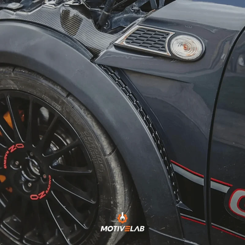 Ventilated carbon front mudguard for MINI R55 / R56 / R57 / R58 / R59 / GP2