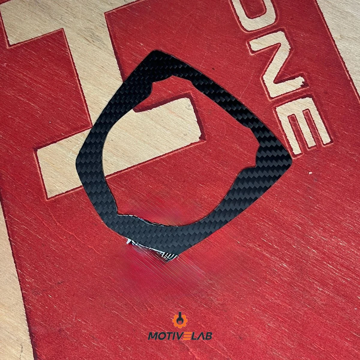 Cover Carbonio Cornice Stemma Abarth 500 — foto 1